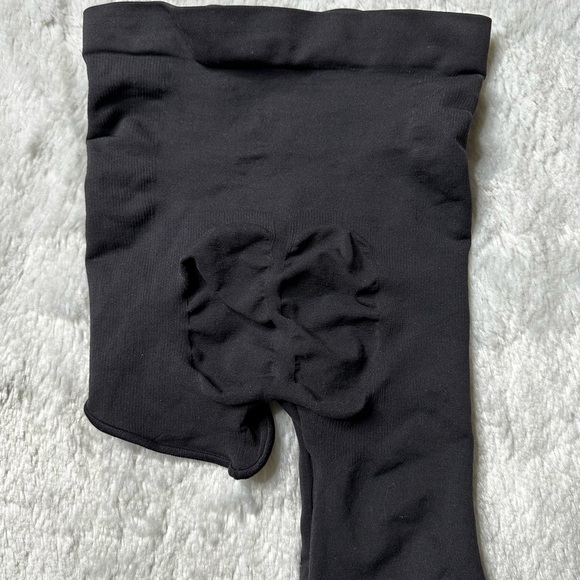 NEW Skims Seamless Sculpt Solution Short Left Leg Exposed Onyx Women’s XXS/XS - Picture 5 of 8